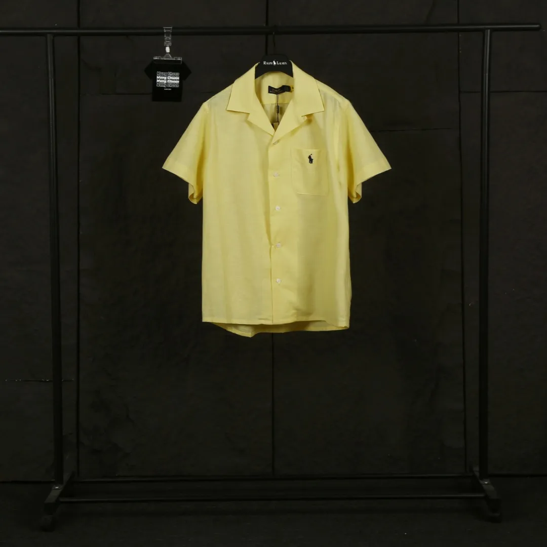 P230 Actual photo [High-end quality] Style number: 25055# Color: Navy blue/off-white/ice blue/light pink/chicken yellow/khaki Size: S to XL - Ralph Lauren/Ralph Lauren 25SS Summer popular high-quality old money style Cuban collar pocket style short-sleeved linen couple shirt - ingeniously restored 95% cotton blended bamboo linen, pre-washed, tight and soft texture ✅ - 100% restored workmanship Complete professional shirt with embedded clips in bifurcated sleeves, top button earrings ✅ - Custom dyed original pearlescent white buttons with different sizes ✅ - Special shaped chiffon foil inside the collar door tube, which is not easy to deform and pull ✅ - Ralph Lauren/linen pocket style short-sleeved shirt. It is different from the classic style and has a niche style. It perfectly combines comfort and high-end. An indispensable piece in summer. It is both cool and textured. It is the king of ins style with every snap. It can be used for commuting and vacationing. There’s no pressure to switch between different styles, and the classics never go out of style.